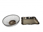 Lote composto por bandeja retangular Wolf banhada em prata 90 e fruteira produzida em metal acobreado — duo versátil e charmoso para a mesa. Marcas do tempo. -dim- bandeja 27x20cm / fruteira 25cm D.