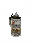 CERAMARTE | Tankard em cerâmica vitrificada, esmaltado na cor branca, com decoração em relevo policromado representando personagem sob árvore, marca da manufatura na base.