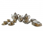 Conjunto para chá e café em porcelana japonesa Dragon Ware, composto por 4 xícaras e pires de café, 2 xícaras e pires de chá, leiteira, bule, chaleira e manteigueira.