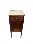 Mesa de cabeceira em madeira, estilo vintage, com tampo em mármore, uma gaveta e uma porta.