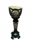 Cache-pot com coluna em cerâmica policromada, decorado com cenas românticas, provavelmente francês, Belle Époque, cerca de 1900. -dim- 92cm A.