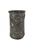 Estanho- Maravilhosa Caneca de chopp com rico desgn representando dragão em cena mitológica  -dim- 14cm A.