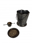 Lote composto por balde de gelo, contador de doses e prato em metal espessurado a prata. -dim- Balde 15cm A. Prato 10cm D.