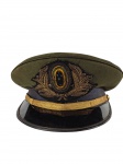 Quepe do Exército, cor verde oliva (claro), anos 50-60. No interior NÃO há etiqueta de loja; reforço em palha trançada. Insígnia bem preservada, com belíssimo bordado. Material: tecido. Bom estado geral. Dimensões: 30x35cm.