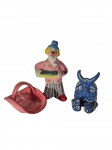 Arte Popular | Lote composto por 3 peças decorativas em cerâmica pintada à mão: boi estilizado de Recife em azul com motivos populares, palhaço colorido em rosa e amarelo, e cachepô em rosa. -dim- 18cm A (palhaço).