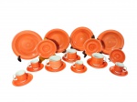 SCHMIDT | Aparelho de jantar na cor rosa-salmão composto por 4 pratos fundos, 3 xícaras de chá, 5 pires, 4 xícaras de café e 5 pires. -dim- Pratos 20cm D. Xícaras de chá 7cm A. Pires 14cm D. Xícaras de café 6cm A. Pires 11cm D.