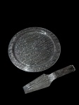 Ricaelle | Conjunto para bolo composto por prato e espátula produzido em acrílico. -dim- Prato 29cm D. Espátula 26cm.