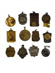 Conjunto de pequenas medalhas.