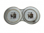 Prato duplo em porcelana chinesa com decoração folclórica representando o deus da longevidade (Shou Xing) acompanhado por um cervo. -dim- 19x10x2cm.