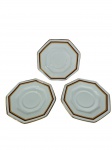 Lote com 3 pires brancos de formato octogonal com borda dourada. -dim- 15,5cm D.