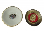 DUSSELDORF | Lote composto por prato decorativo em metal e prato em porcelana Düsseldorf. -dim- Metal 10cm D. Porcelana 12cm D.