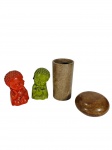 Lote composto por budas decorativos nas cores verde e laranja, vaso e pote em pedra-sabão. -dim- Budas 9cm A. Vaso 11cm A.