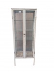 Antiga vitrine fabricada em ferro e vidro, comumente utilizado em farmácias. No estado -dim- 60x35x160cm. RETIRADA EM VILA ISABEL POR CONTA DO COMPRADOR COM HORÁRIO MARCADO.
