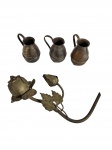 Lote composto por 3 pequenos vasos decorativos e 1 flor decorativa em metal acobreado. -dim- Vasos 5cm A. Flor 15cm A.