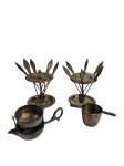 Lote composto por 2 conjuntos de palitos para petiscos, 1 medidor de doses e 1 infusor para chá produzidos em metal acobreado. Marcas dos tempo. -dim- Palitos 12cm A.