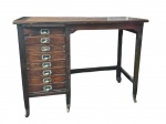 Belíssima escrivaninha art deco anos 40 produzida em madeira nobre com puxadores de metal original, possui 8 gavetas, 1 tábua extensora e rodinhas nos 4 pés. Marcas do tempo. -dim- 95x45x70cm.