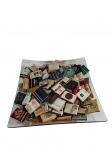 Objeto decorativo formador por centro de mesa produzido em vidro com caixas de fósforo antigas aproximadamente 120, principalmente de hotéis, restaurantes e afins . -dim-  33x33x5cm.
