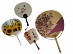 Lote composto por 4 leques tradicionais japoneses tipo `uchiwa` -dim- Maior 28x42cm. Menor 11x20cm.