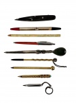 Lote com canetas e lápis variados. -dim- Maior 20cm. Menor 5cm.