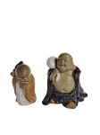 Lote com 2 estatuetas mudman, representando budas carregando bolsas, feitos em ceramica com esmaltação vitrificada. -dim- Maior 12cm A. Menor 10cm A.