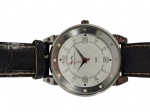 Relógio produzido em metal prateado com pulseira de couro preto, necessita de revisão