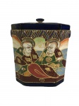 Biscoiteira em cerâmica Satsuma com rica pintura policromada com ornamentação dourada e alça em vime.-dim- 12x12x13c