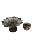 Prato para doces com base de metal e prato em cerâmica com ornamentação floral e pequeno vaso em porcelana com esmaltação policromada em estilo oriental. -dim- prato: 14x26cm A/D, vaso 9c A.