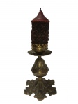 Antigo castiçal de latão com vela vermelha decorada. - dim- 26cm A.