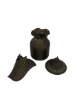 Conjunto de objetos em latão composto por 1 vaso, 1 tampa e 1 vaso de parede em formato de sapato. -dim- vaso: 14cm A.