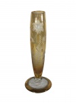 Cristal | antigo vaso solifleur em cristal ambar com decoração floral e detalhes dourados na base. -dim- 18cm A.