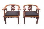Par de poltronas com estrutura em madeira e assento na cor preto , precisando reformar , no estado - dim - 63x57x70