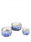 Conjunto de 3 vasos cachepôs em porcelana chines com pintura clássica floral azul. -dim- maior: 17x17x10cm; menor: 9x9x7cm.