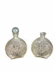 Cristal | conjunto de 2 decanters com belíssima decoração produzidos e cristal. Somente 1 possui tampa. -dim- 22cm A.