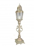 Antiga luminária de mesa estilo arte Nouveau com estrutura em metal e cúpula de vidro trabalhado. -dim- 65cm A.