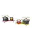 Par de conjunto decorativo contendo mini chaleira, mini cuia, bomba para chimarrão e suporte, com inscrições `Lembrança do Paraná` e `Lembrança de Blumenau`. -dim- 13x8cm.