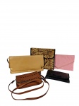 Lote composto por 5 bolsas produzidas em materiais, cores e modelos diversos. -dim- menor: 20x13cm; maior: 33x17cm.