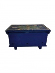 Antiga caixa para joias produzida em madeira pintada de azul com decoração floral. Possui bandeja superior com compartimentos e parte inferior forrada em feltro vermelho. -dim- 13x23x13cm.