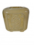 Georges Albert | Elegante garrafa cinzeiro produzida em porcelana no formato de cubo, com relevos representando a rainha e o valete de copas. -dim- 11,5cm A.