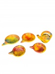 Lote composto por conjunto de potinhos e chaleira decorativa produzidos em cerâmica policromada, com pintura rica e charmosa. Marcas do tempo. -dim- chaleira 13cm A.