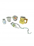 Lote composto por diversos objetos em porcelana: vasinhos, canequinha e cachimbo de caçador — conjunto variado de grande charme decorativo. Marcas do tempo. -dim- 10cm A (maior).