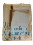The Metropolitan Museum of Art | Primorosa impressão `The Brioche` de Édouard Manet, em envelope original do The Metropolitan Museum of Art, New York — peça de grande refinamento e valor cultural. Marcas do tempo. -dim- 36x28cm.