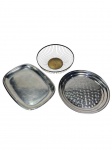 Lote composto por 2 bandejas produzidas em metal prateado e 1 fruteira produzida em metal bronzeado da marca Rachel. -dim- fruteira: 7,5x25cm (a/d).