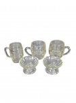 Lote composto por 3 canecas para chop e 2 tijelas para sobremesa, produzidos em vidro. -dim- menor: 6cm A; maior: 12cm A.