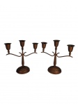 Lote composto por 2 castiçais de bronze pintados com tinta spray na cor bronze. -dim- 24,5cm A.