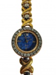 Relógio de pulso vintage da marca Lio Coral com sistema Diamond Quartz. Possui mostrador azul, detalhes dourados e pedras brilhantes. Necessita de revisão.