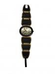 Relógio de pulso Quemex com sistema Quartz. Possui caixa ovalada com ponteiros dourados, detalhes em preto e pulseira em metal preto e dourado. Necessita de revisão.
