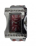 Relógio de pulso estilo bracelete da marca Jimin com sistema Quartz. Produzido em metal prateado, com mostrador vermelho, pulseira com detalhes vermelhos e aro decorado com pedras brilhantes. Necessita de revisão.