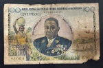 Cédula Estrangeira, Banque Centrale des Etats de L'Afrique Equatoriale et du Cameroun, Valor 100 Francos, Período de Circulação 1961/1962, Código D, Muito Bem Conservada.