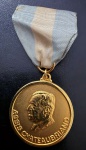 Medalha Comemorativa, Assis Chateaubriand - Instituto Histórico e Geográfico do Distrito Federal / Brasília, sem Data, com Olhal e Fita, Bronze Dourado, Diâmetro 33 mm, Flor de Cunho.