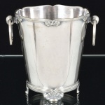 METAL PRATEADO, um (1) antigo balde de gelo obcônico, alças, borda e base reforçadas e relevadas em frisos com terminações em elementos vegetalistas no padrão Art Nouveau, possui escorredor de gelo, marca FRACALANZA (tradição desde 1884), medindo 13,5 cm altura e 12 cm diâmetro, vide foto.
